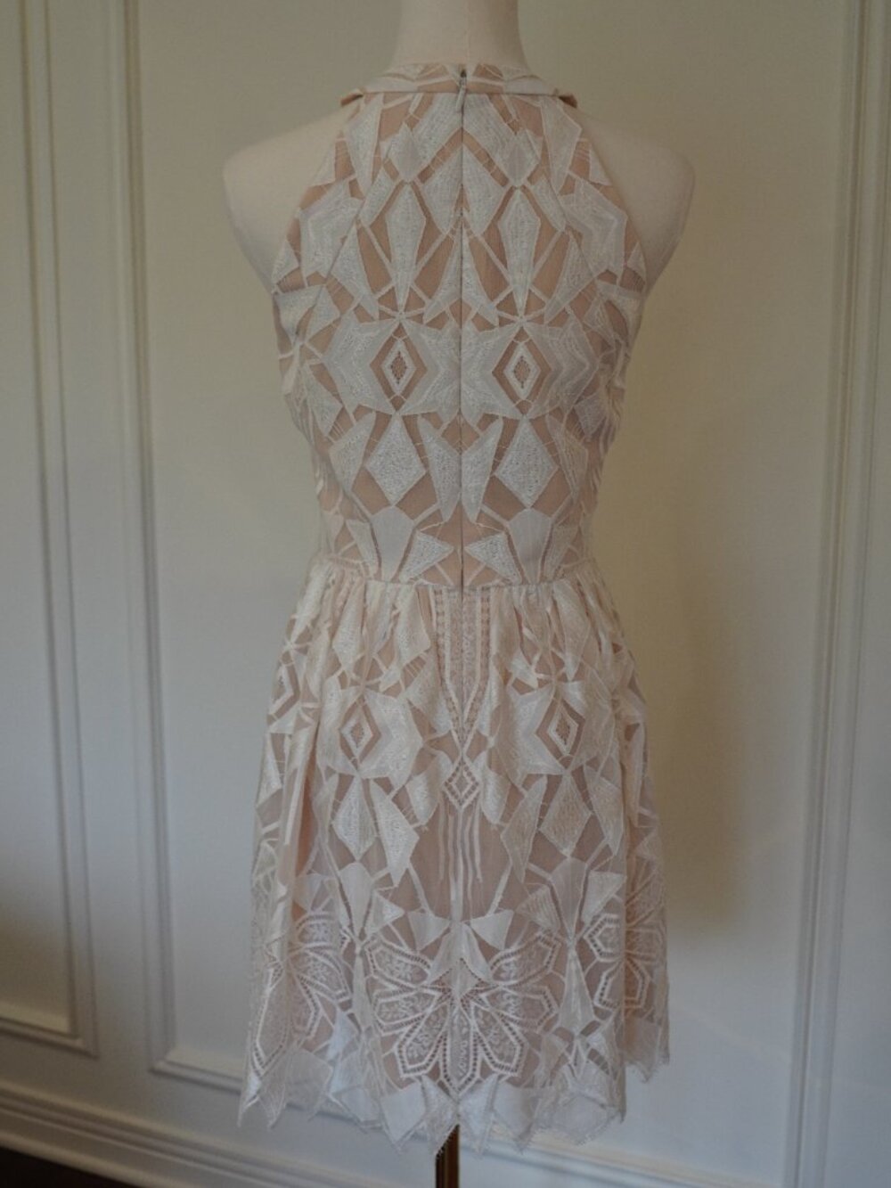 BCBG Max Azria Lace Halter Dress Nude White Geometric Fit Flare Cocktail Sz 2 XS - Picture 5 of 8